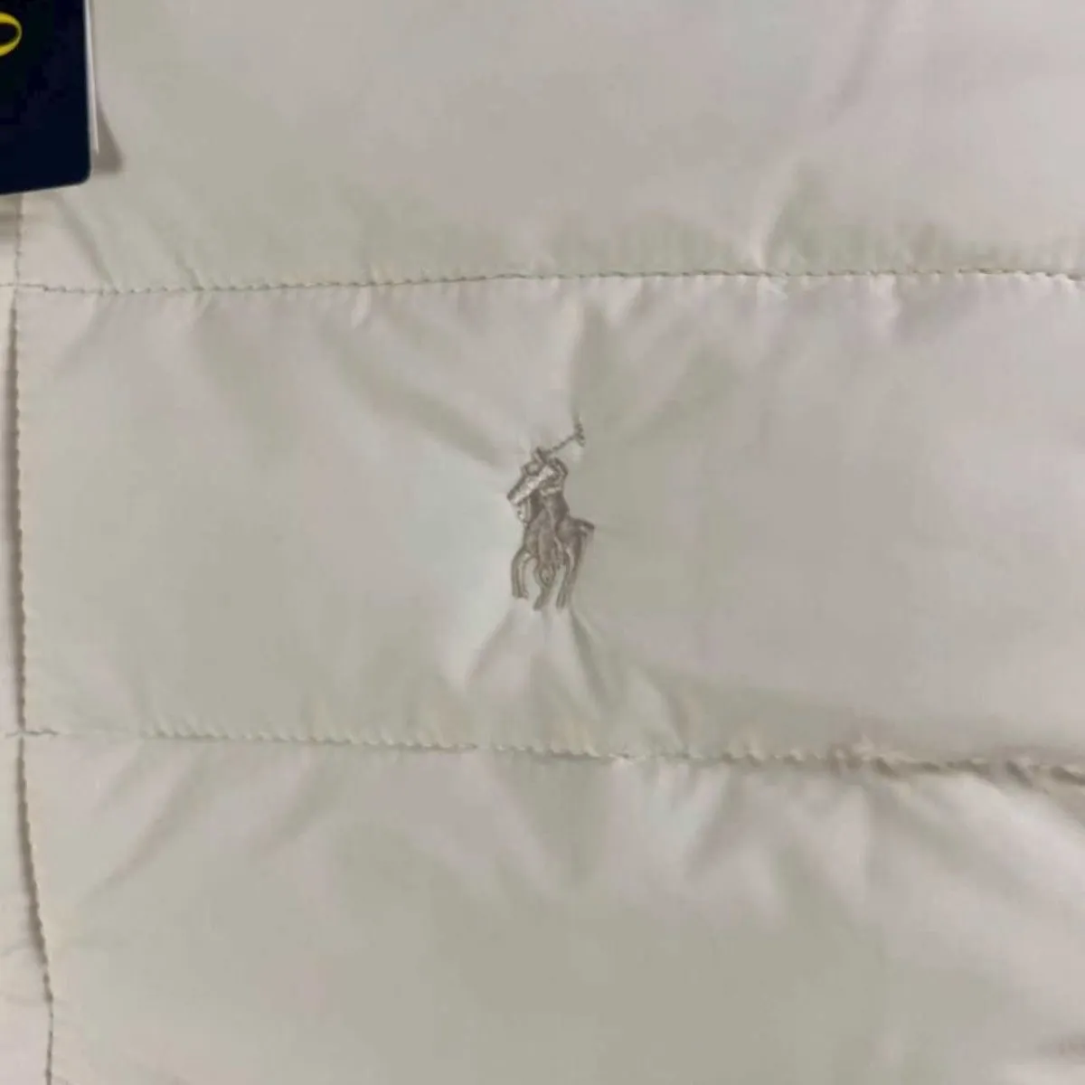 P306 💰 Polo Ralph Lauren 24ss Classic Stand Collar Spare Rib Bread Jacket Down Jacket Series. Solid color Ralph is going crazy this year. The new rib down jacket is a must-have for winter. It is made of nylon and nylon double double-layer sealing design will not cause any cotton leakage. The built-in drawstring buckle is adjustable and windproof and cold-proof. Ralph Lauren comes from the United States and has a strong American flavor. There are two brands under the name of Ralph Lauren: Poloby Ralph Lauren and Ralph Lauren has created a sales field of high-quality fashion in the world and continues the reputation of designer Ralph Lauren and the glorious image of the Ralph Lauren brand. 👍 Color: Black White Navy Size: M-L-XL-XXL Plane measurement unit CM, due to different measurement methods, there is an error of 2-3cm within the normal range Size Length Bust Sleeve length Shoulder width M 70 122 67 47.5 L 72 126 68 49 XL 74 130 69 50.5 2XL 76 134 70 52